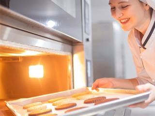 BAKING SHEETS AND LINERS 